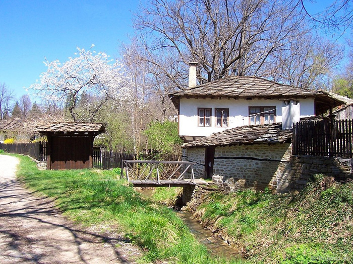 100 национални туристически обекта : Архитектурно-исторически резерват Боженци : cнимка 1